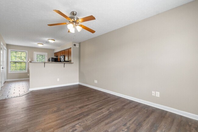 Building Photo - 2 Bedroom 1.5 Bath Townhome