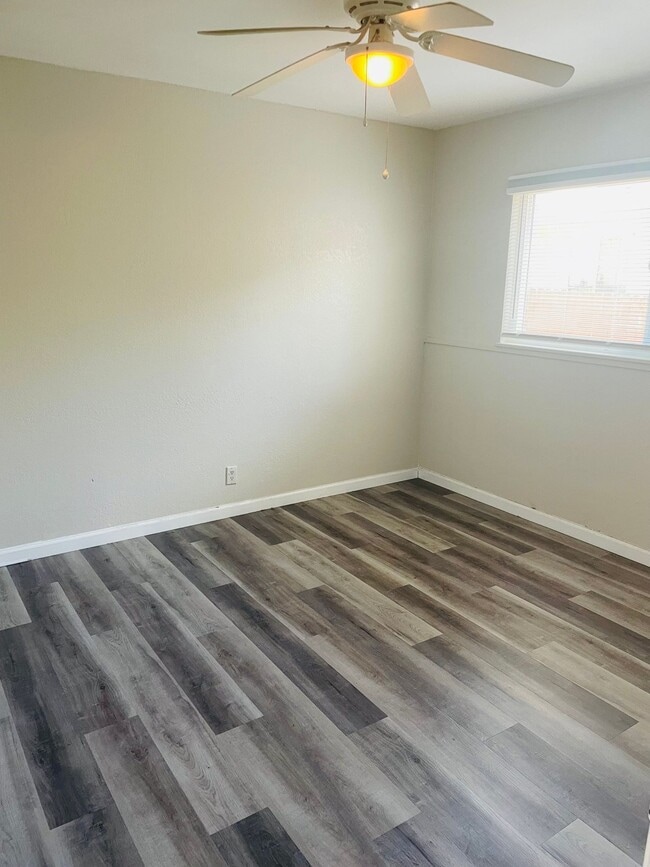 Building Photo - Renovated 2bed/1bath Duplex