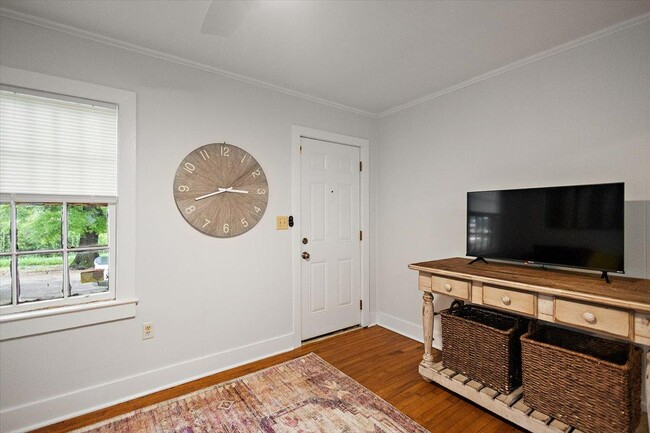 Building Photo - 807 Riverview Dr