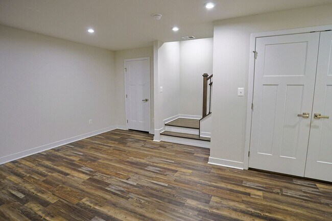 Building Photo - Welcome home to this move-in ready end uni...