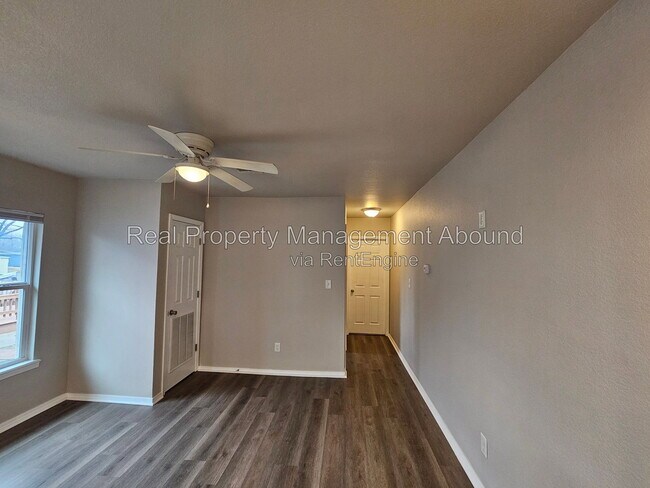 Building Photo - 727 S Olympia Ave