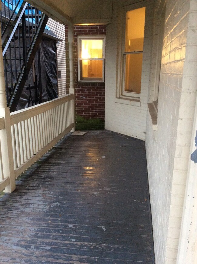 Building Photo - 729 W Poplar St