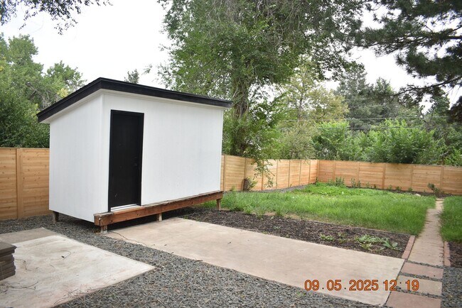Building Photo - 4 bedroom / 3 bath / Beautifully Updated