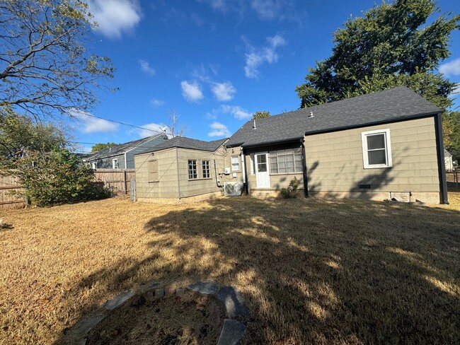 Building Photo - Adorable two bedroom one bathroom home loc...