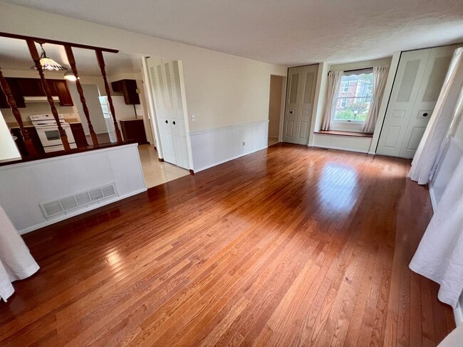 Building Photo - Beautiful Home - 3 Bedroom 2.5 Bathroom - ...