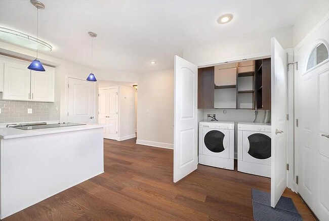 Building Photo - 524 W 10th St