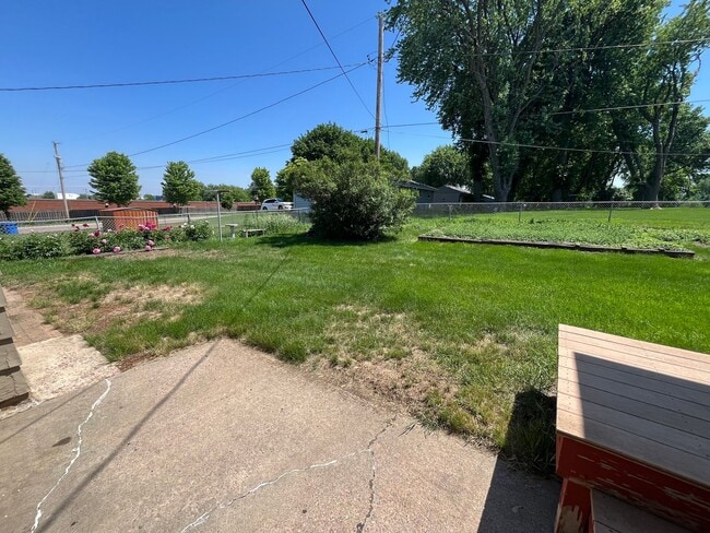 Building Photo - East Side 2 Bed/2 Bath w/ Bonus Room!