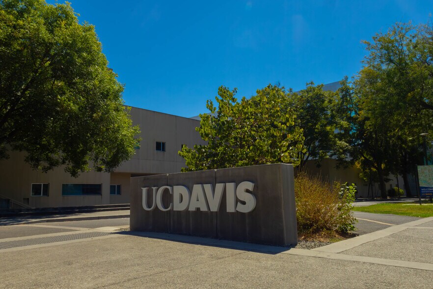 Building Photo - 207 3rd St