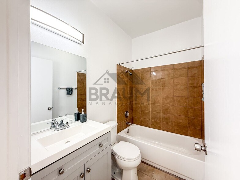 Building Photo - 11459 Collins St