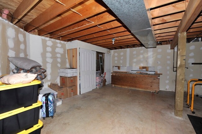 Building Photo - Fairway Golf Course 3 bed 3 bath with basement