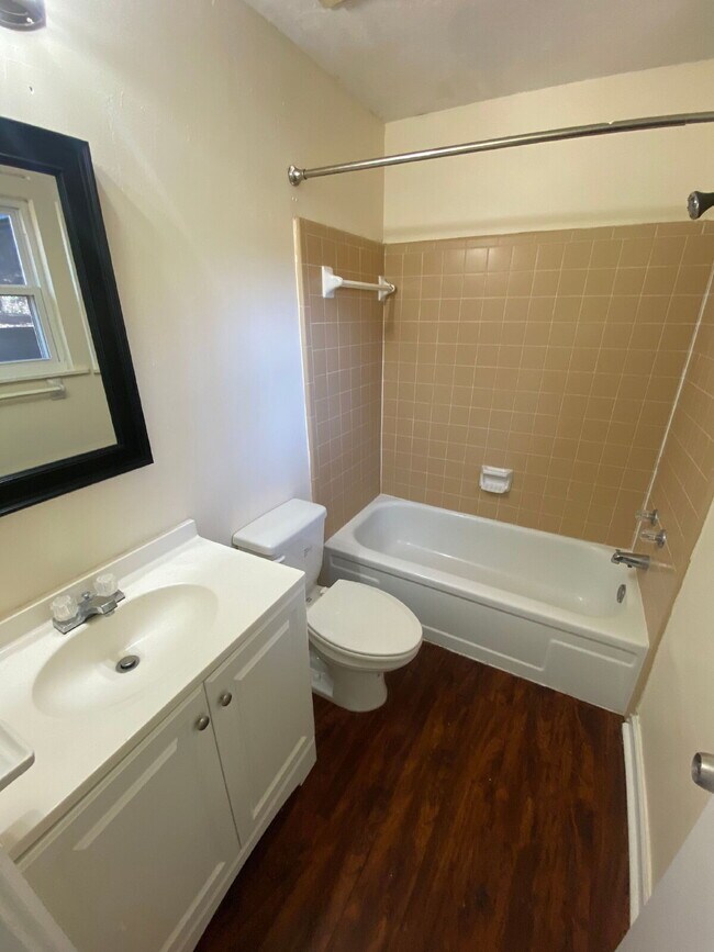 Building Photo - Gorgeous 3 Bedroom 2 Bathroom Single-Family!