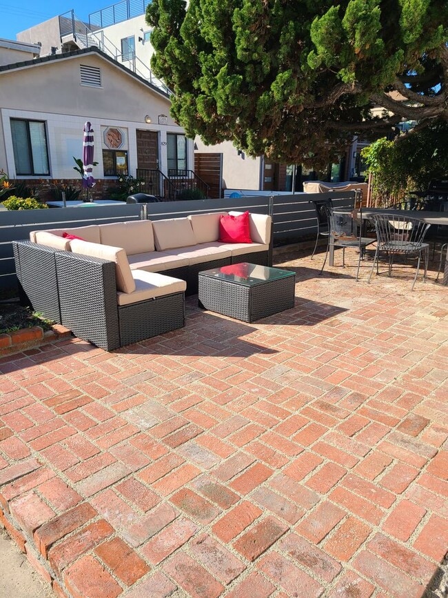 Building Photo - Newly remodeled and fully "furnished" 1 be...