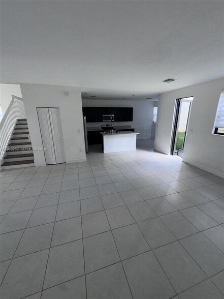 Building Photo - 157 NE 27th Terrace