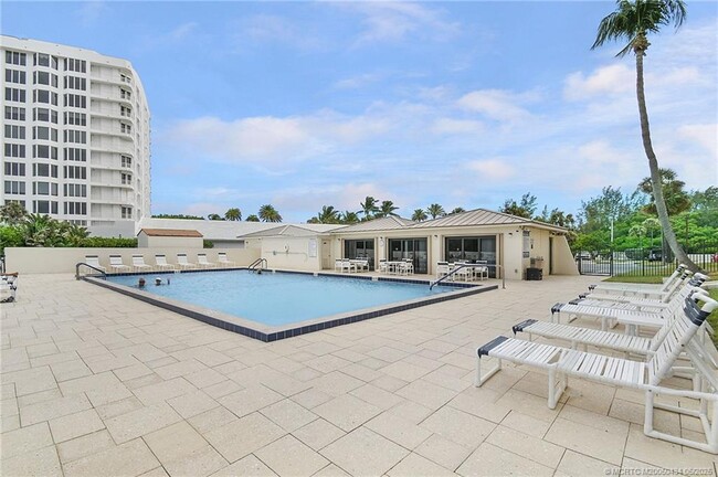 Building Photo - 10044 S Ocean Dr