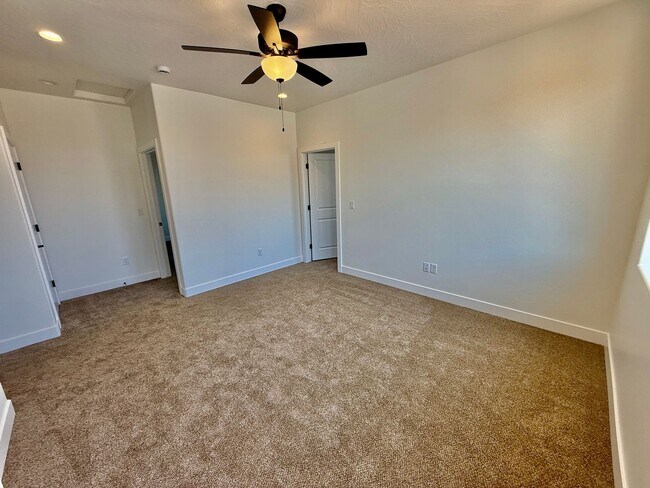 Building Photo - BRAND NEW Four Bedroom Townhome in Desert ...