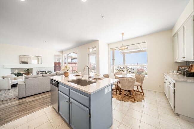 Building Photo - 4 Bedroom View Home in Emerald Heights | 3-Car Garage | Guard Gated Community