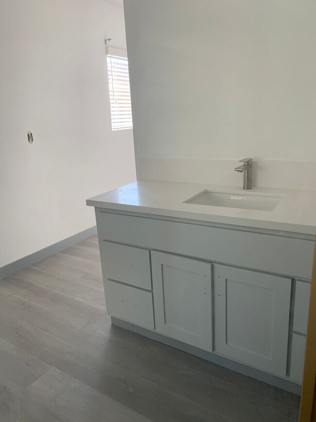 Building Photo - Julian House (DMM125)