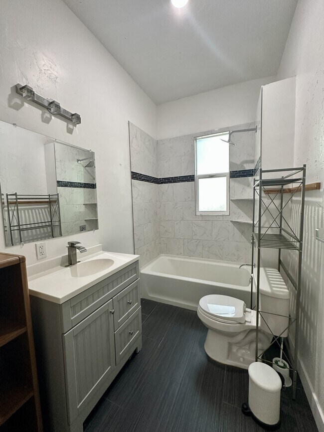 Building Photo - 568 W 300 N