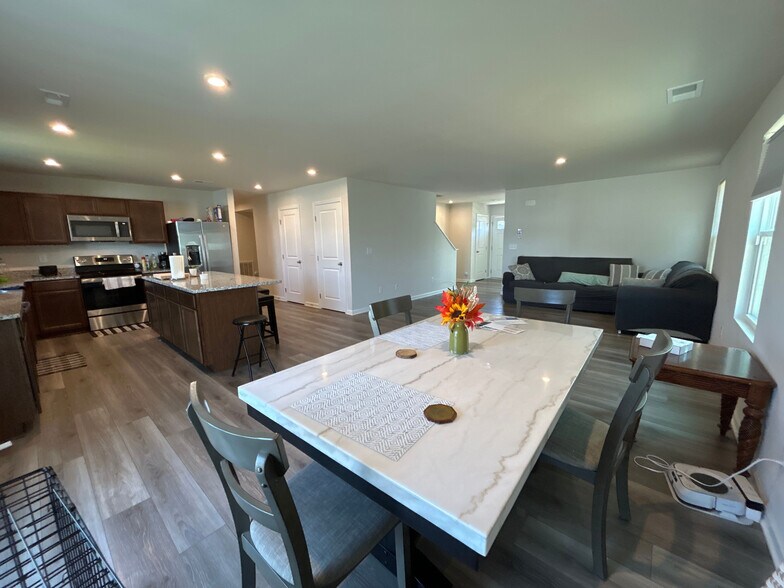 Building Photo - Room in Single Family Home on Glacis Ct