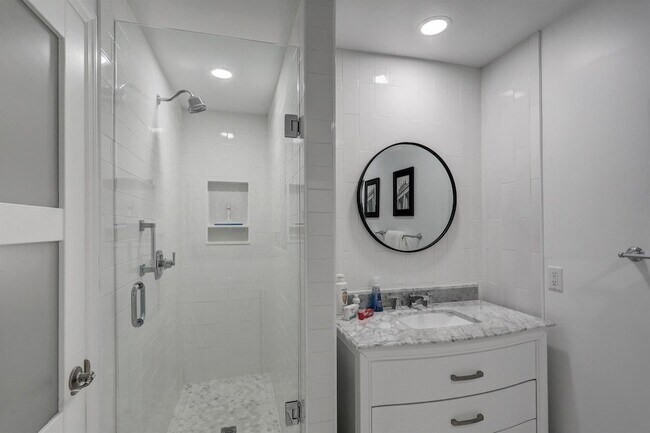 Building Photo - 6 Lexington Ln E