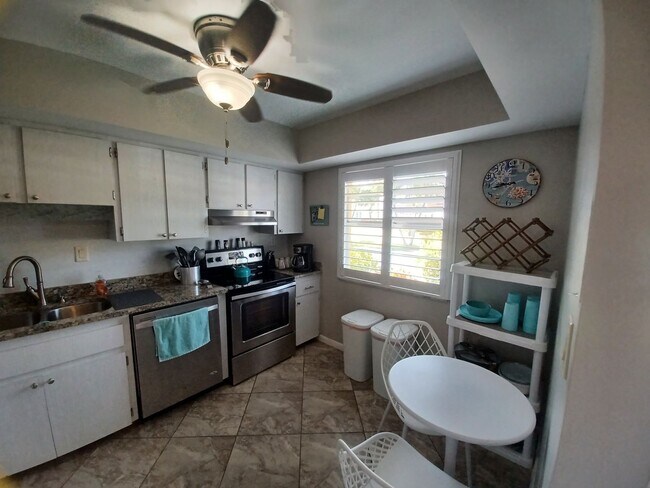 Building Photo - Ocean view FULLY FURNISHED 2+ / 2 with Boa...