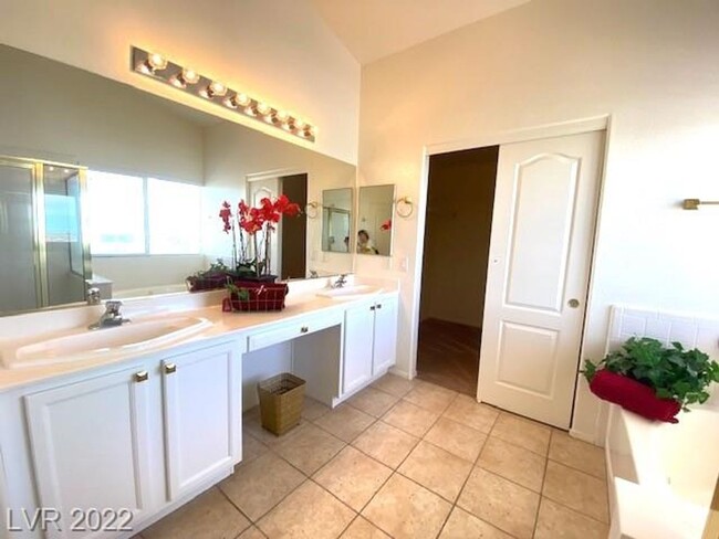 Building Photo - Available March 1, 2025. Gorgeous SW Las V...