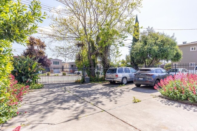 Building Photo - 906 40th St