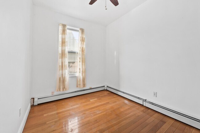 Building Photo - 1433 43rd St