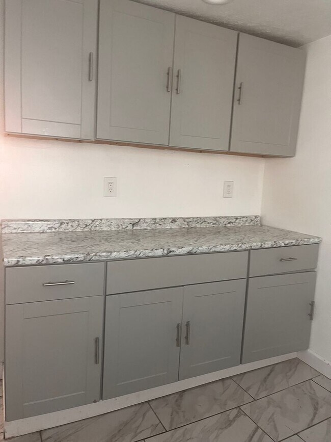 Building Photo - 955 Royal Arms Dr