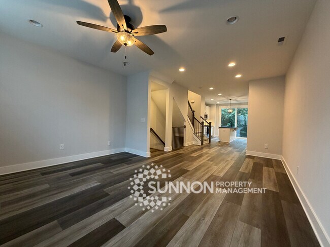 Building Photo - 2 Bed + Loft & 2 Car Garage with Skyline Views