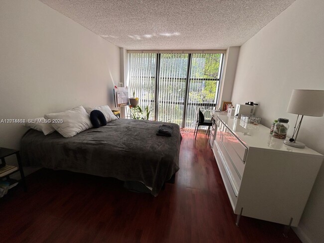 Building Photo - 17021 N Bay Rd