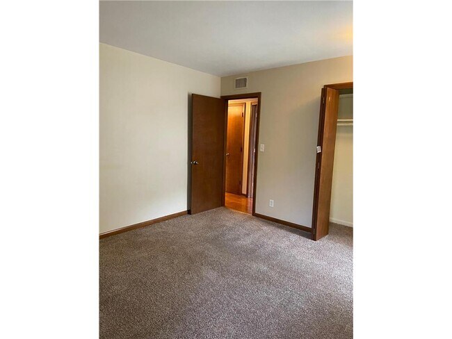 Building Photo - 633 Robert St