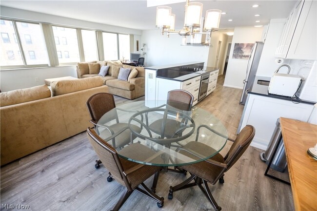 Building Photo - 12520 Edgewater Dr