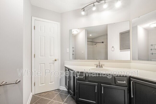 Building Photo - 2555 Stockbridge Dr