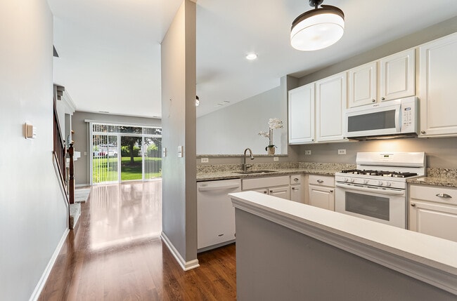Building Photo - 913 Genesee Dr