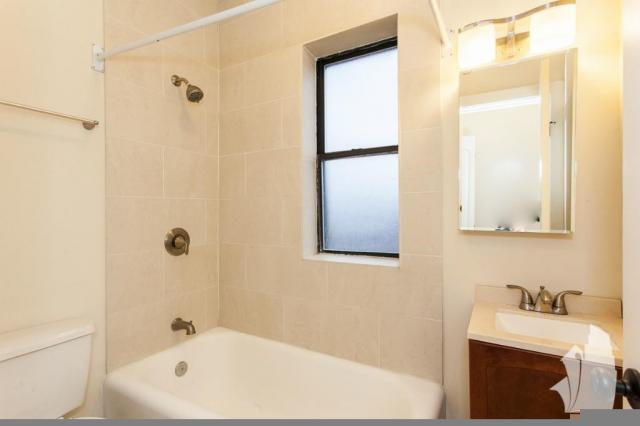 Building Photo - 1 bedroom in Chicago IL 60640