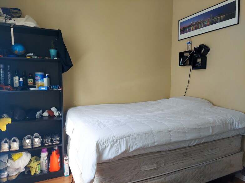 Building Photo - 1832 W Addison St