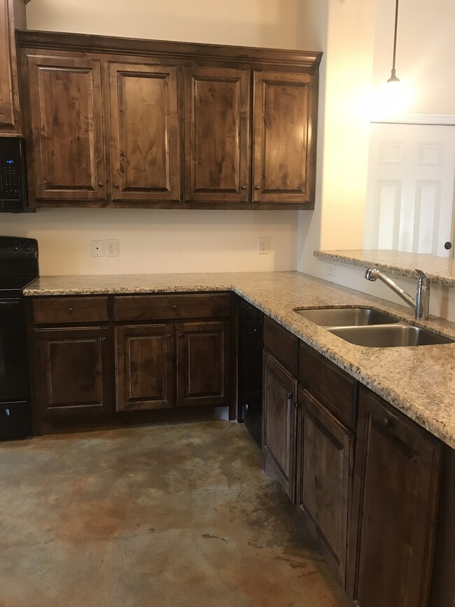 Building Photo - 3933 Riverside Pky