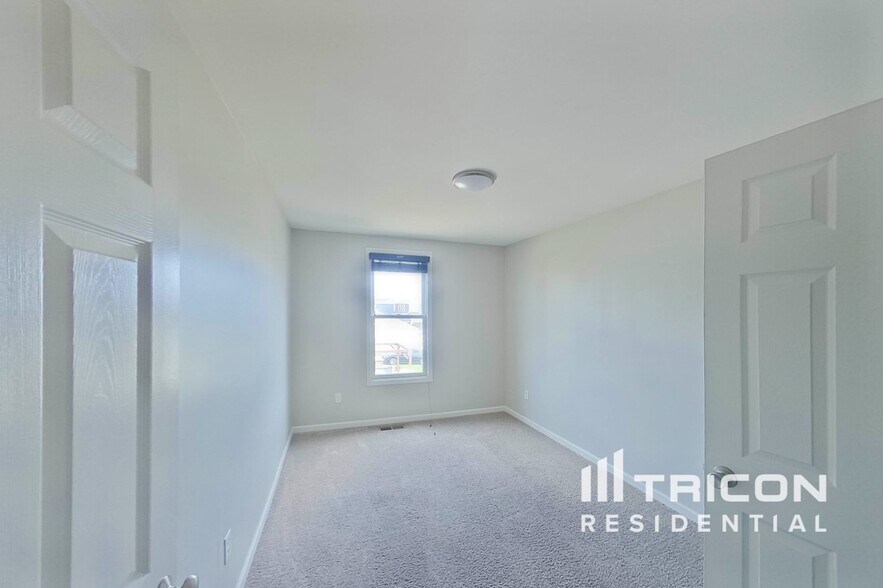 Building Photo - 6024 New Town Dr