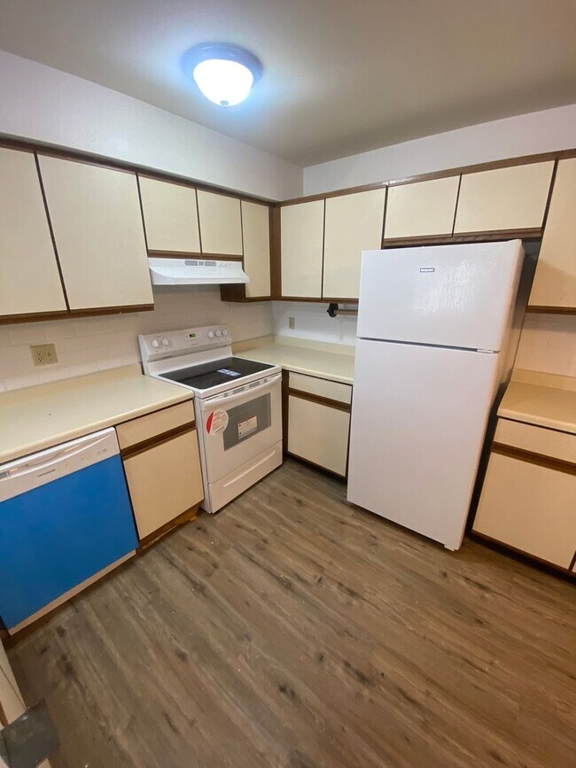 Building Photo - Private Entry Lower 2 Bedroom Apartment!