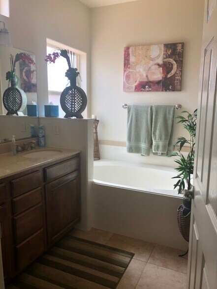 Main bath en suite - 1806 N Dixie Downs Rd