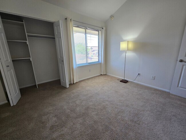 Building Photo - Beautifully Renovated, Top Floor, 2 Bedroom 2 Bath East Boulder Condo for Rent!