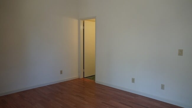 Building Photo - Charming 2 bedroom 2 bathroom home in the pocket area of Sacramento!