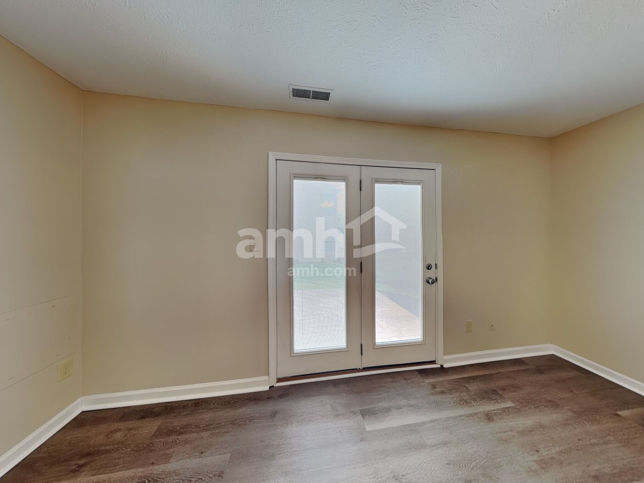 Building Photo - 5943 King Lear Dr