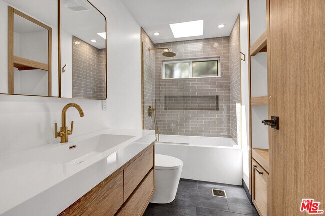 Building Photo - 1138 1\2 N Poinsettia Pl