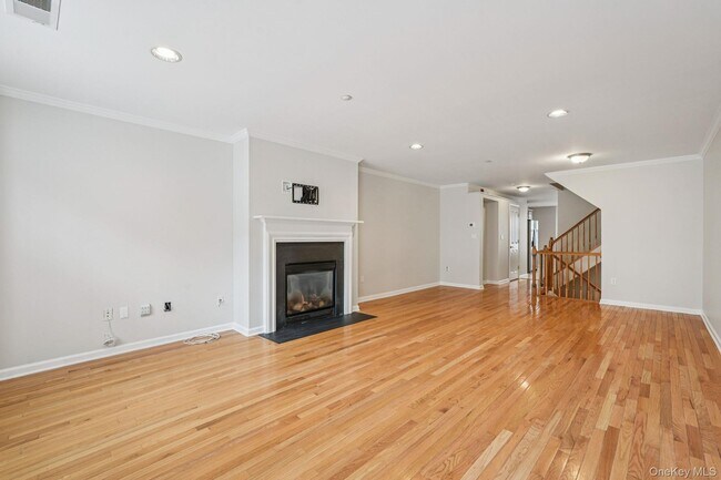 Building Photo - 10 Bridge Ln