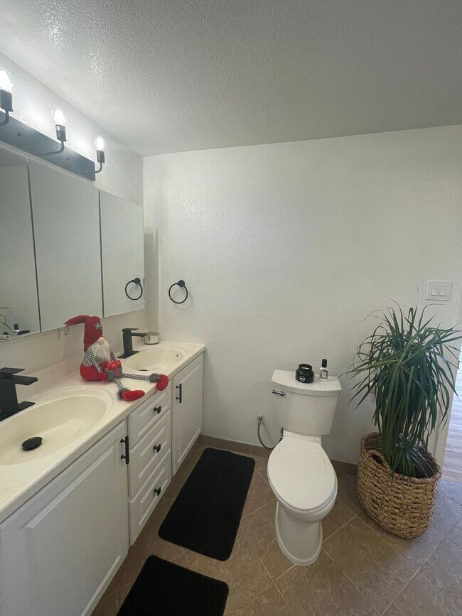 Building Photo - AVAILABLE NOW! 3 BEDROOM/2 BATH IN FAIRFIELD