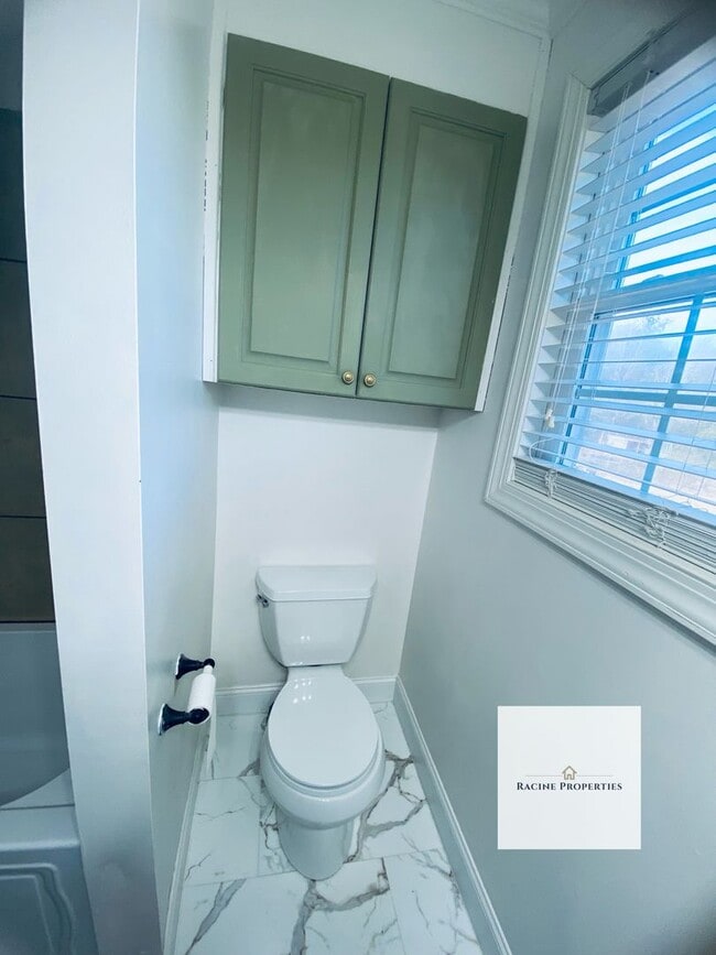 Building Photo - Welcome to your next home adventure in the charming town of Gray Court!