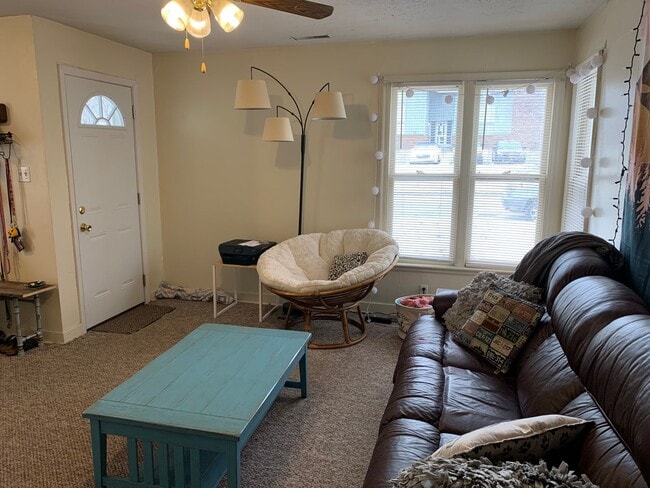 Building Photo - Charming 2 Bed/1 Bath Home Near the K-Stat...