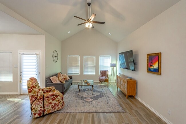 Building Photo - 514 Prado Dr